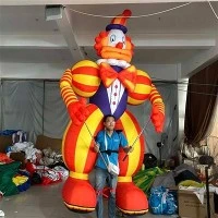 Puflanadigan masxaraboz odam parad qo'g'irchog'ini ko'tarib