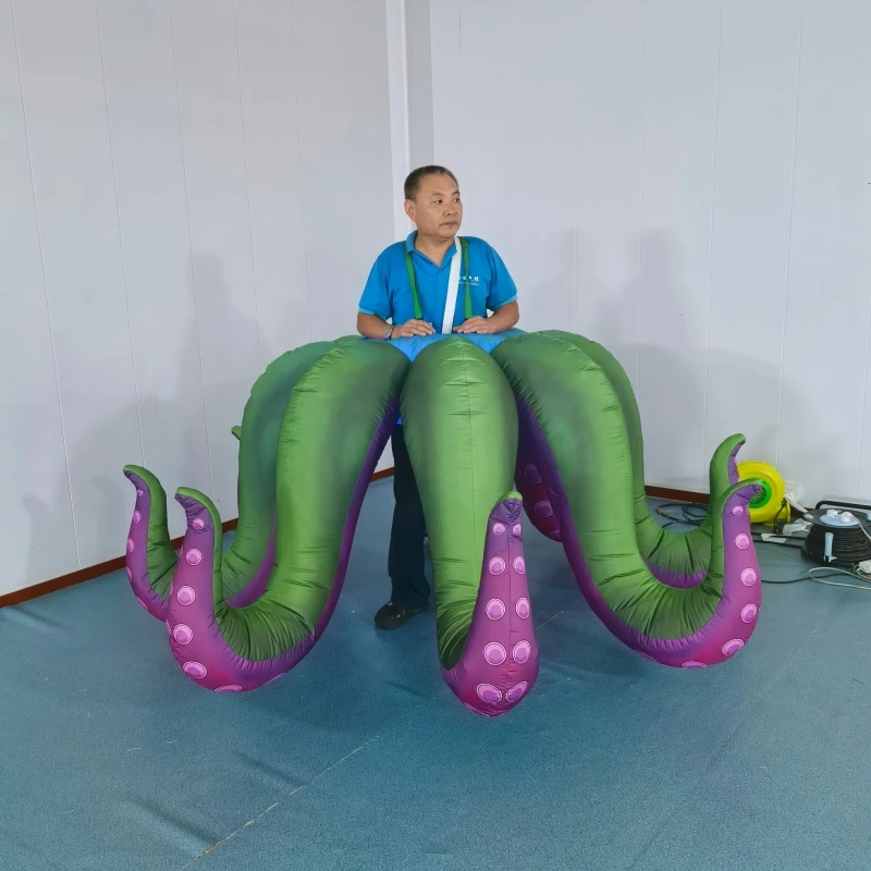 Yurish uchun shishiriladigan sakkizoyoq maskot